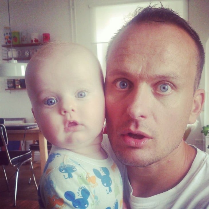 Padre e hijo parecidos con la misma cara y ojos del mismo color 