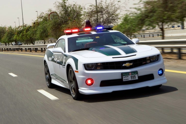 Camaro SS patrullando en las carreteras de Dubai 