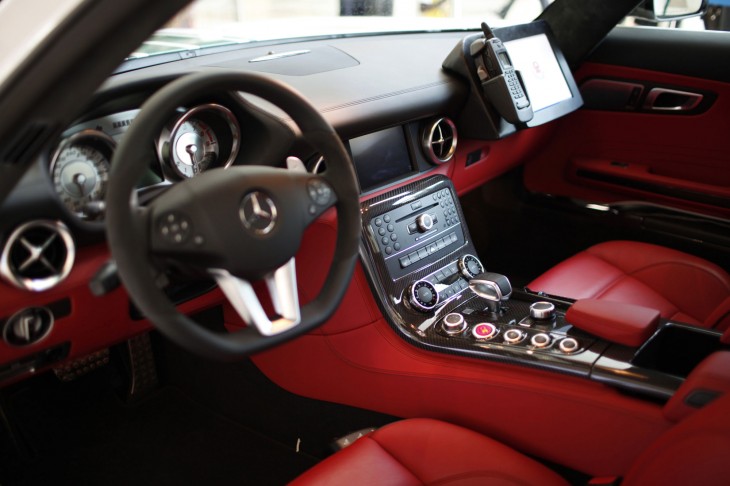 Interior en color rojo de una patrulla mercedes-benz de la policía de Dubai 