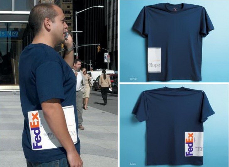 Playera que simula traer bajo el brazo un sobre de Fedex