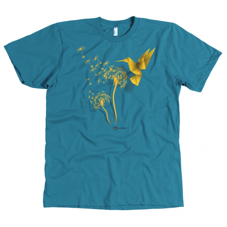 Playera que trae un colibrí simulado echo con origami 