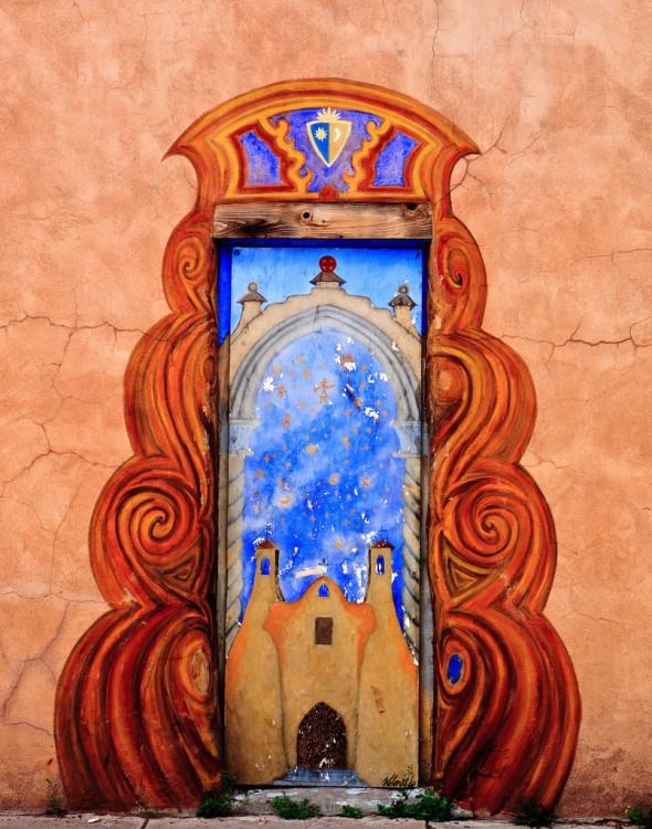 Puerta con la iglesia santa fe pintada en el centro y terminado en algunas partes de la pared 