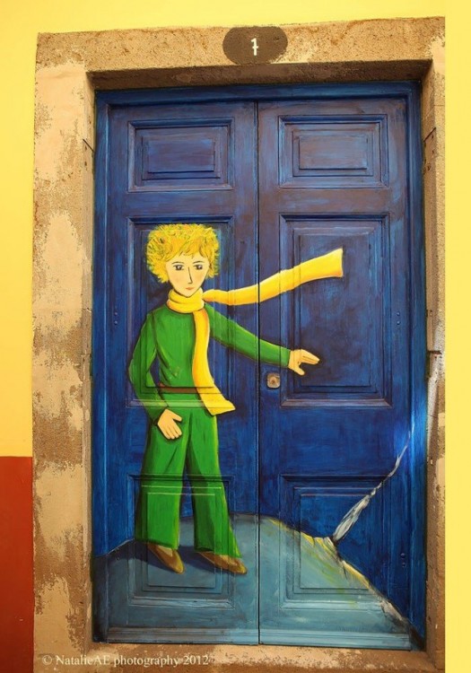 Puerta que su diseño sobre su puerta es el niño del cuento el principito 