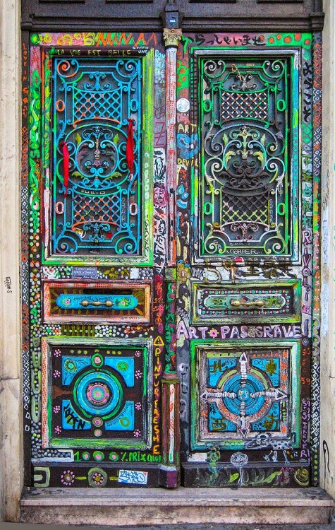 Puerta con diferentes divisores y diseños grabados. Pintados en colores tono pastel 