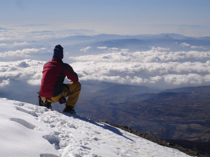 Hombre observando al horizonte en el Pico de Orizaba en Puebla México 