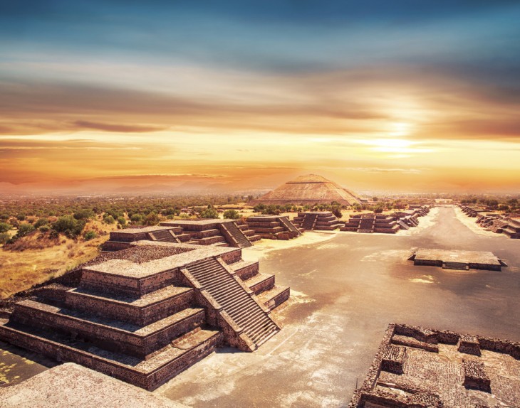 Foto de una puesta de sol sobre la Pirámide del Sol, Teotihuacán, México