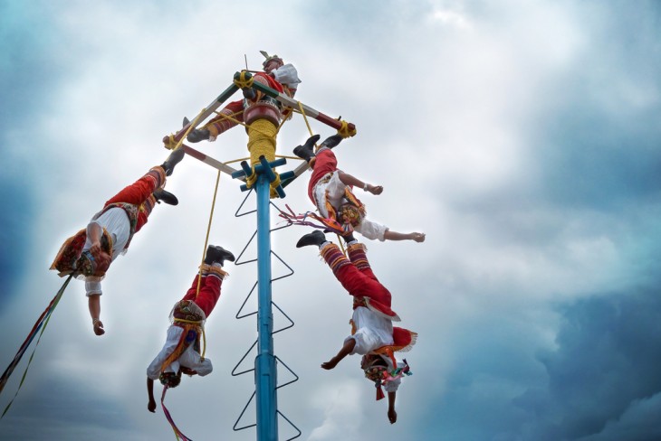 Voladores de Papantla a punto de comenzar su ritual 