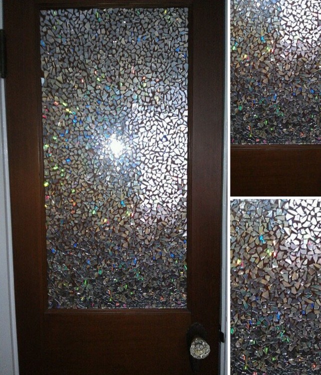 Decora una parte de tu puerta con piezas de CDs viejos 