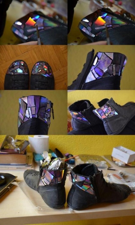 Colocar adornos a tus zapatos con piezas pequeñas de CD 