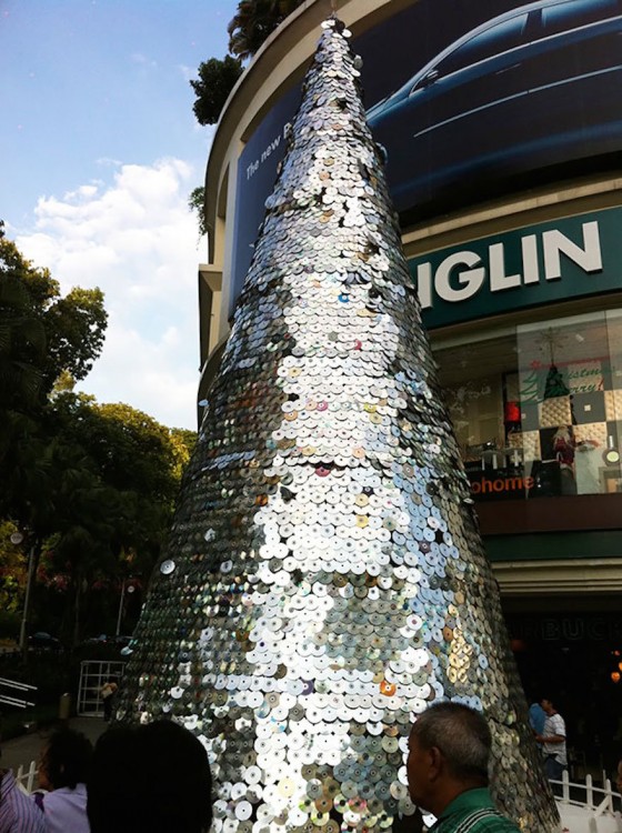 Árbol de navidad creado con CDs 