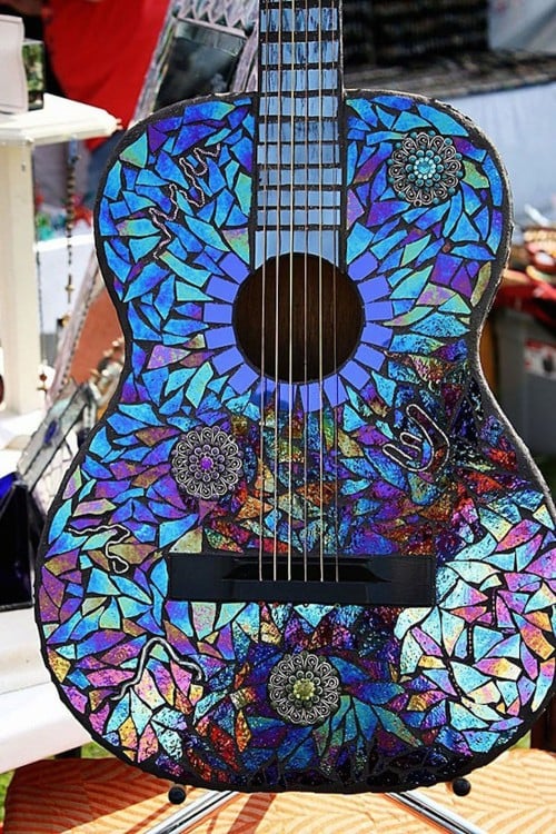 Guitarra decorada con partes de CDs 