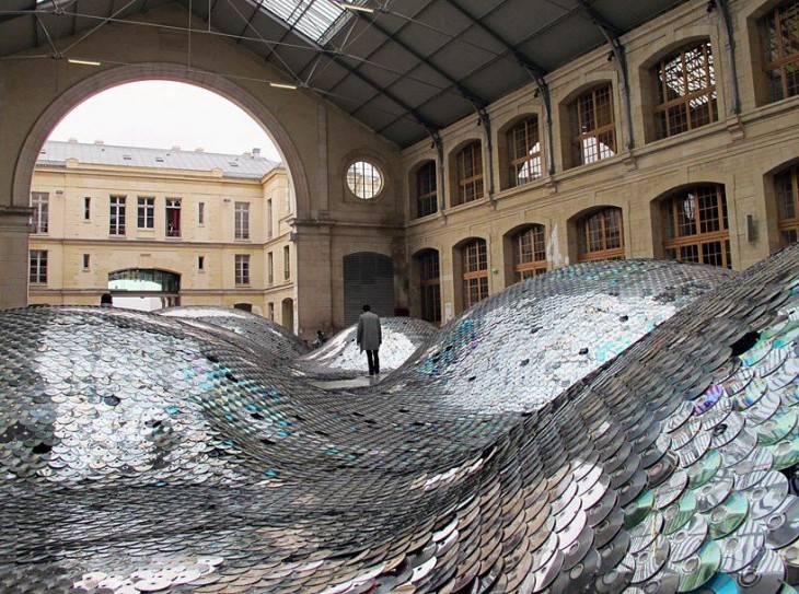 Dunas cubiertas con CDs viejos tejidos a mano a una manto metálico 