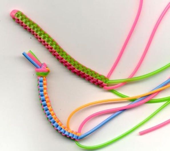 Listones de colores de plástico que se tejen y forman una pulsera 