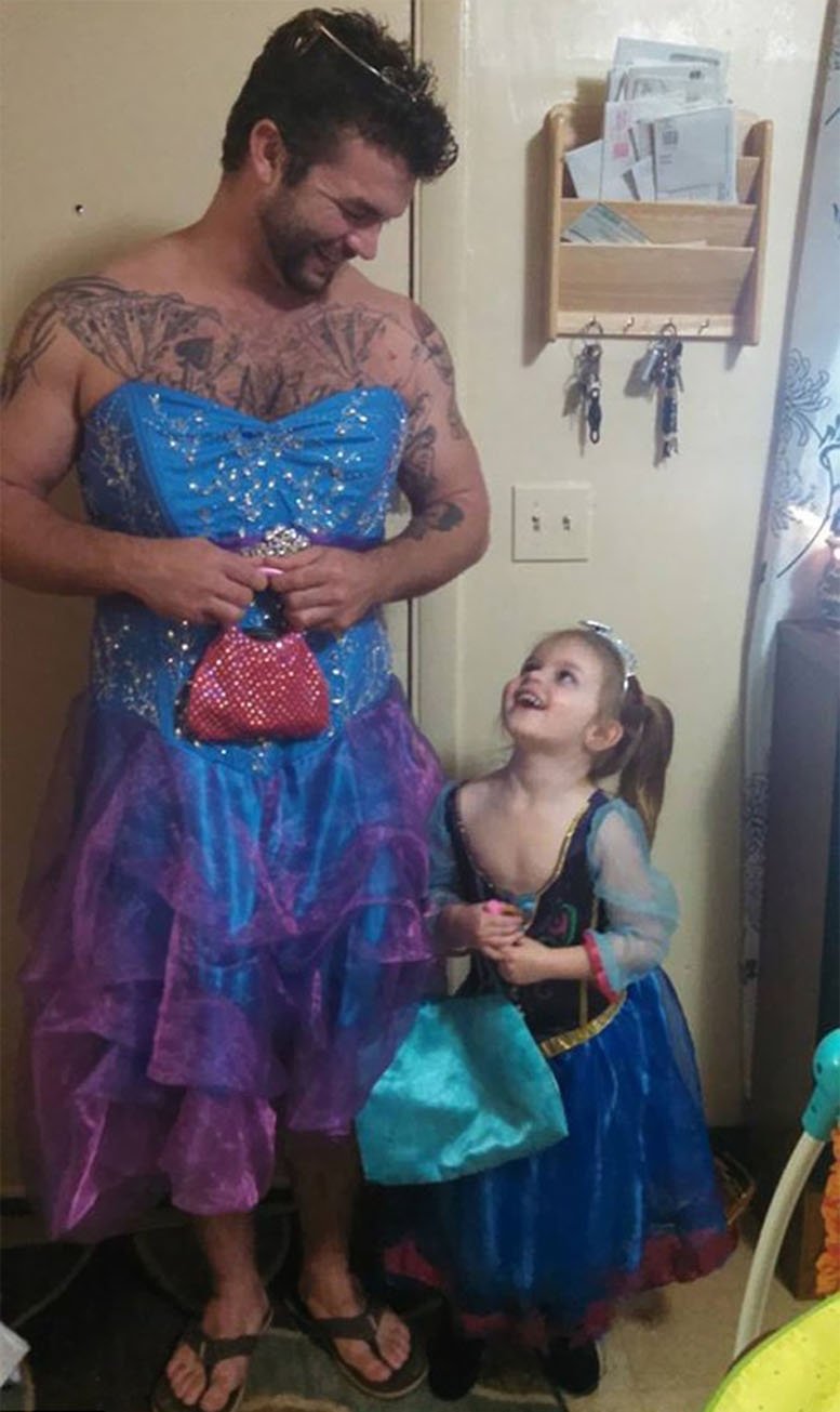 Мужчина с племянницей. Мужик в платье принцессы. Пацан в платье принцессы. Мальчика переодели в платье принцессы. Мужик в костюме принцессы.