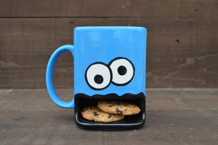 Taza con diseño de monstruo come galletas 