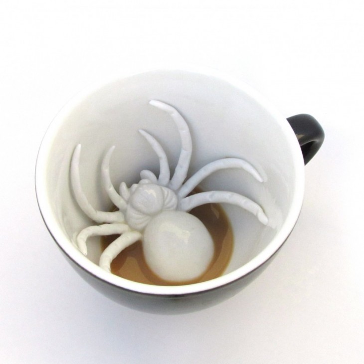 Taza creativa con una araña dentro 