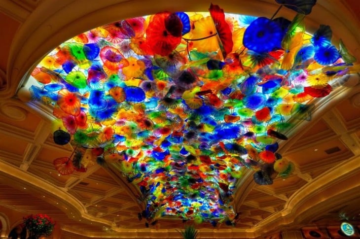 Techo de un hotel de las vegas con cristal y formas de almejas de colores 