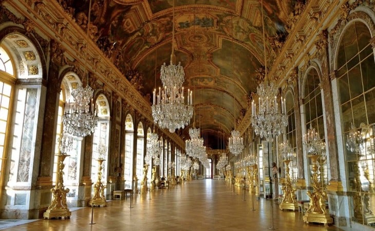 Pasillos de espejos en París con candelabros de cristal y un diseño antiguo y arcos en los espejos 