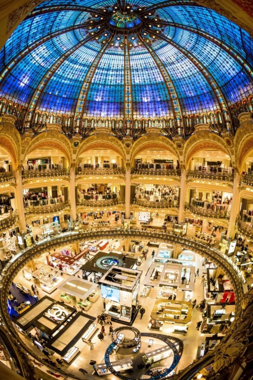 Imagen tomada desde la parte de arriba de una plaza de Francia con un techo de cristal formando un circulo en color azul 