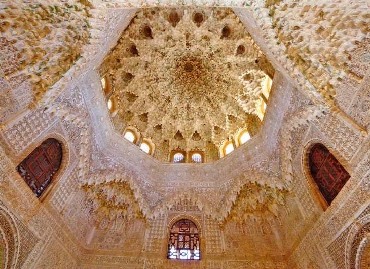 Techo con forma de flor en color amarillo con blanco, con estilo de iglesia 