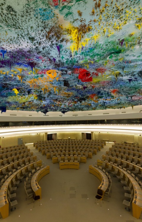 Techo con formas de picos en diferentes colores en una sala de conferencia de las naciones unidas 