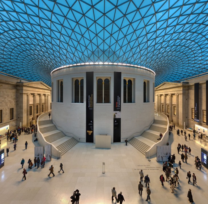 Museo en Londres que forma un pequeño circulo en medio y su techo es en color azul con pequeñas estructuras de metal que forman triángulos 