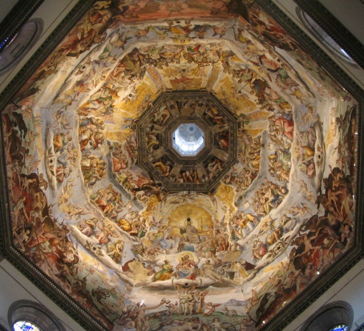 Techo del templo Santa María con cinco filas de diseños de personas romanas y culmina con una pequeña ventana o capilla 