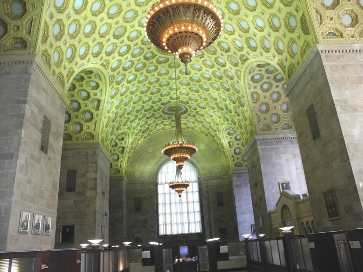 Techo de color verde con dorado y círculos en blanco de la cámara de comercio en Toronto, Canadá 