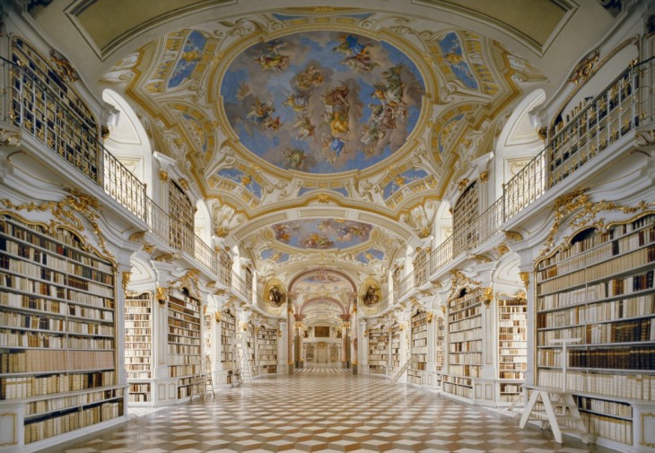 Imagen que muestra una biblioteca en Austria con diseños de personas como ángeles en el techo (arquitectura de una iglesia) 