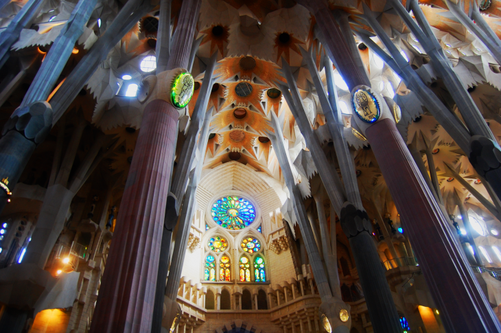 Techo de una iglesia ubicada en Barcelona con formas de hojas en color naranja con picos muy peculiares 