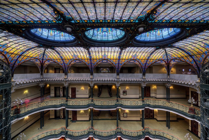 Imagen que muestra el techo y algunos balcones de un hotel que esta en la ciudad de México 