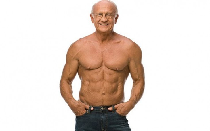 Hombre de la tercera edad con un cuerpo atlético 