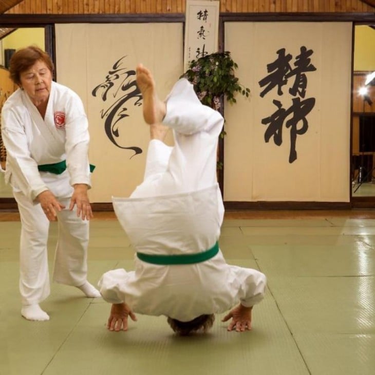 Dos mujeres de la tercera edad practicando aikido 