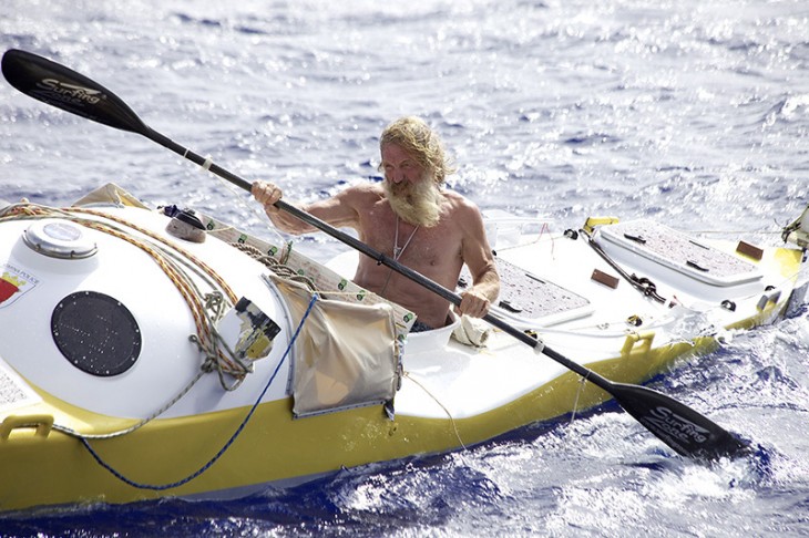 hombre de 67 años remando en un bote a través del océano 