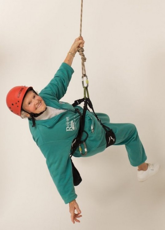 Mujer de la tercera edad practicando alpinismo 