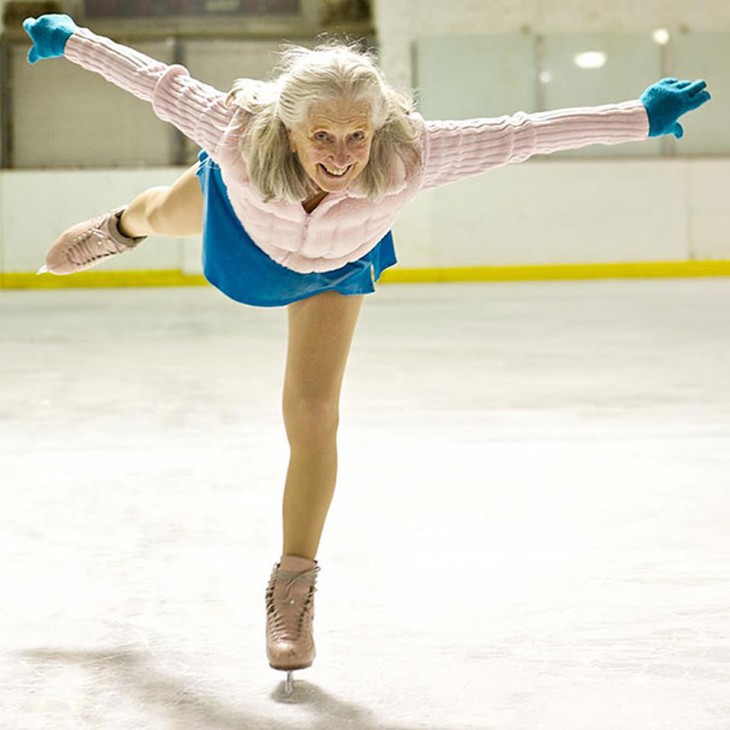 Patinadora profesional sobre hielo de la tercera edad 