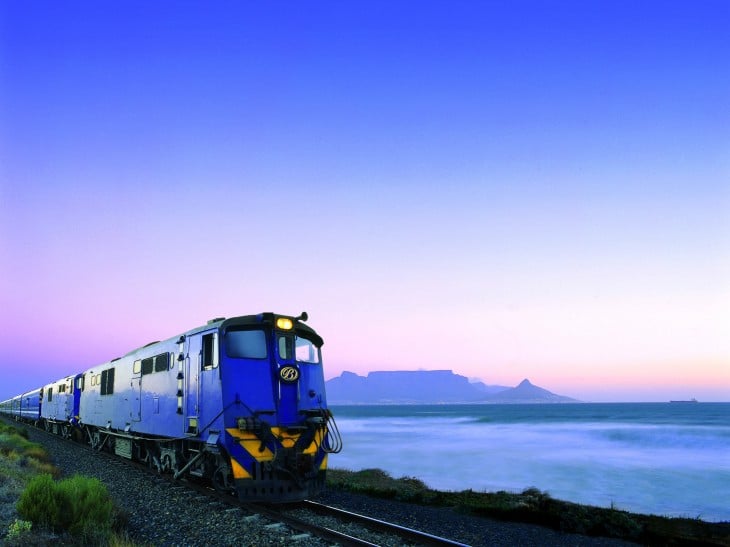 Tren azul sobre las vías del ferrocarril 