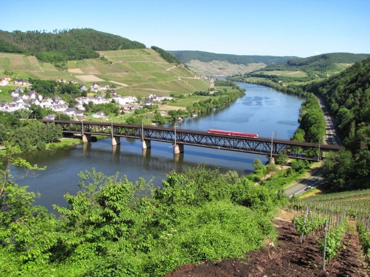 Imagen del tren línea del valle del Rin cruzando un puente 