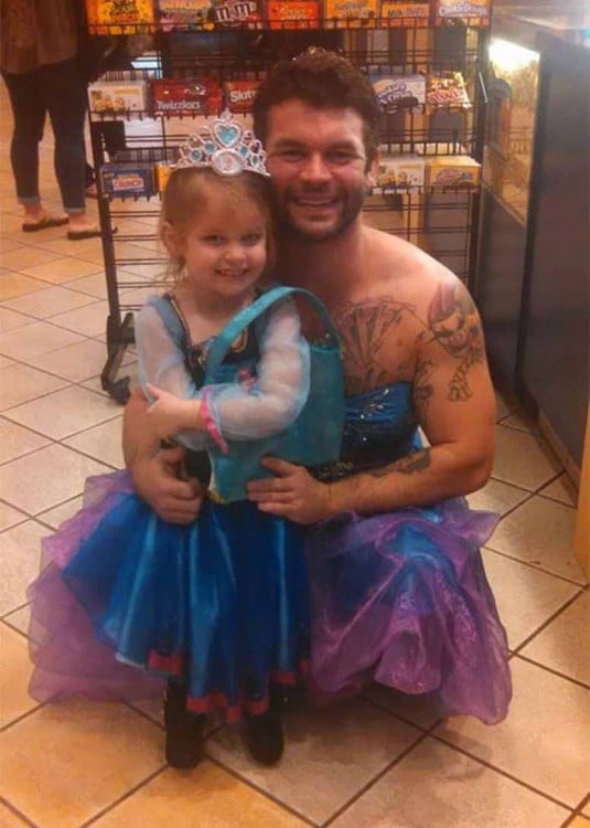Tío y sobrina en el cine con vestidos de princesa 