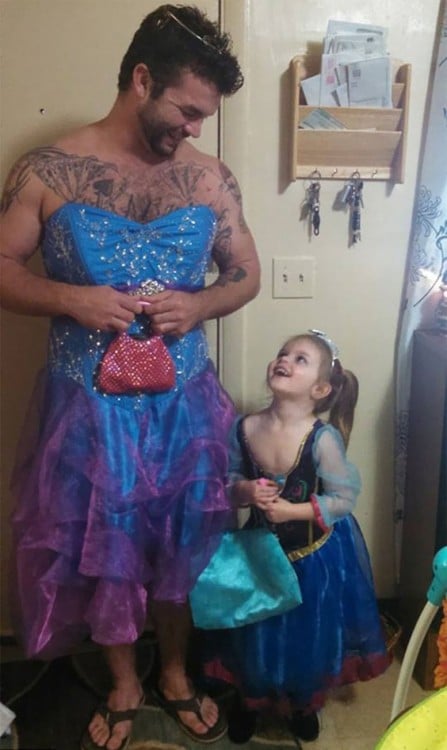 hombre con niña disfrazado de princesa 