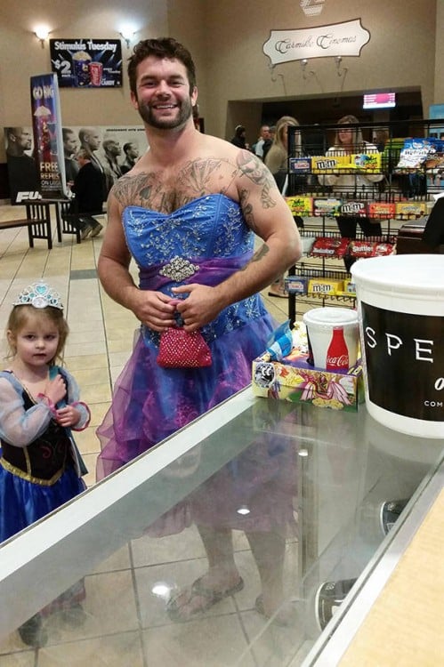 tío y sobrina en el cine disfrazados de princesa