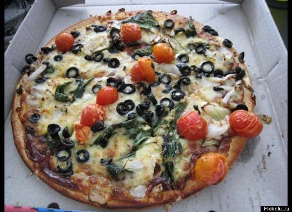 pizza vegetariana con tomatitos cherry y aceitunas negras