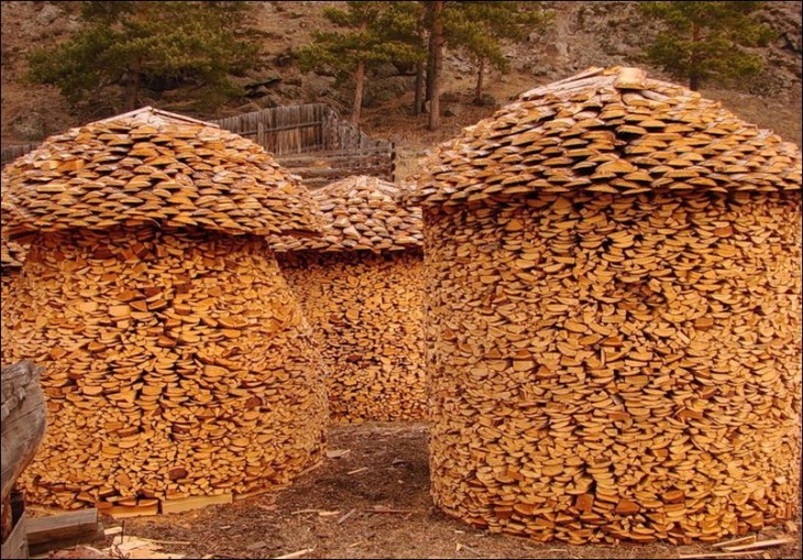 Troncos apilados y simulan unas casitas 