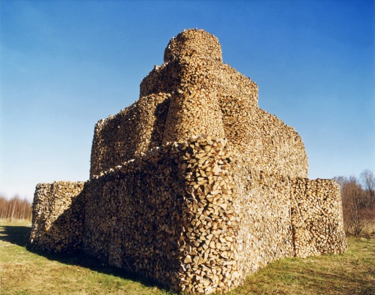 Troncos apilados de manera que forman un enorme castillo 