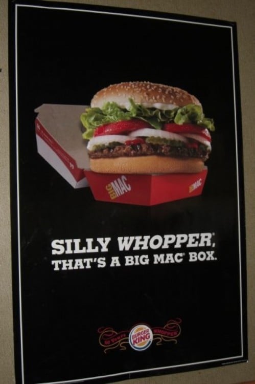 whooper de burguer king se burla de la caja de una big mac