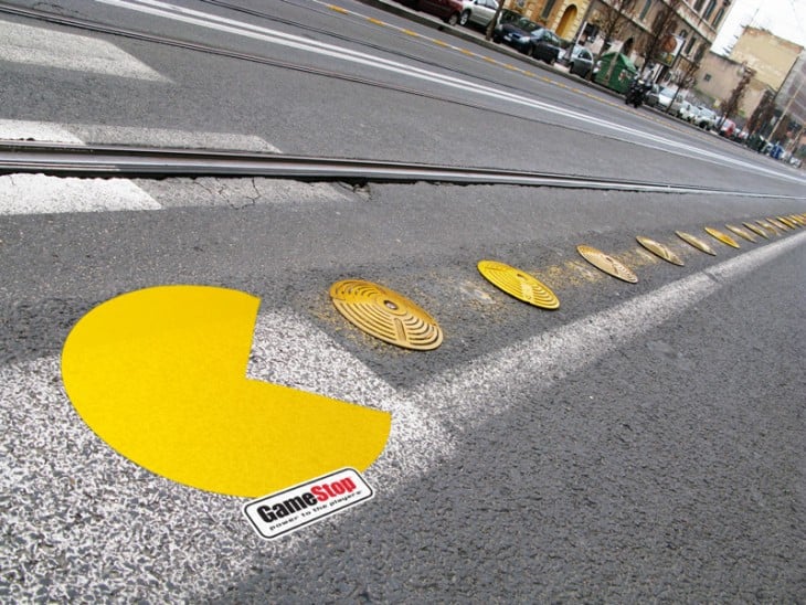 Tienda de videojuegos GamesSpot pacman pintado en la calle