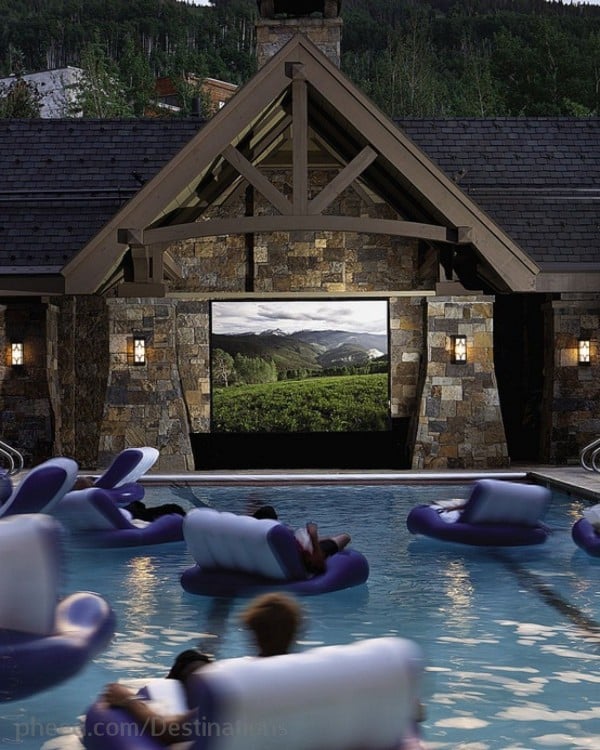 piscina con cine y gente viendo