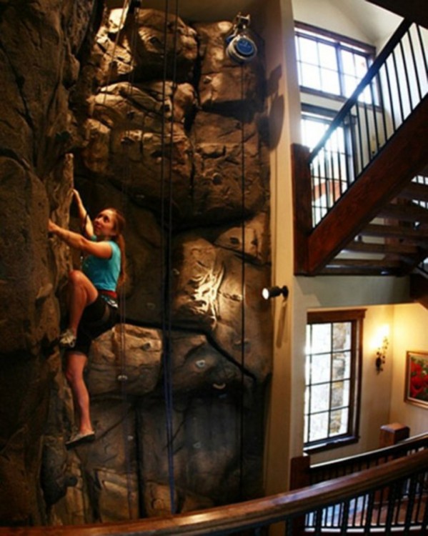 escalador con una mujer dentro de la casa