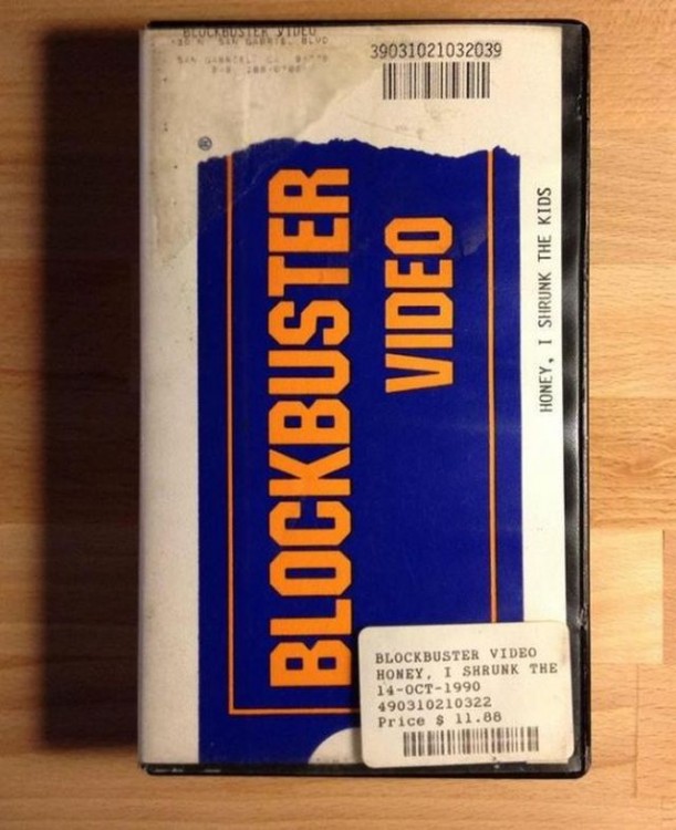 Caja de una película VHS de Blockbuster 
