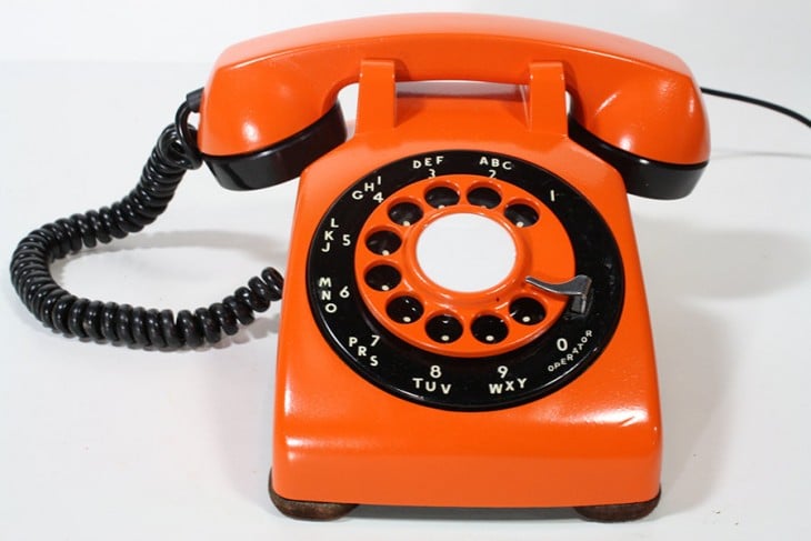 teléfono antiguo color anaranjado 